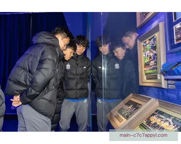 探寻底蕴申花全队走进申花中心 探寻底蕴申花全队走进申花中心